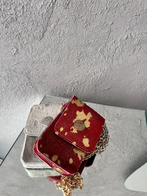 Mała czerwona torebka na telefon Mała czerwona torebka na telefon