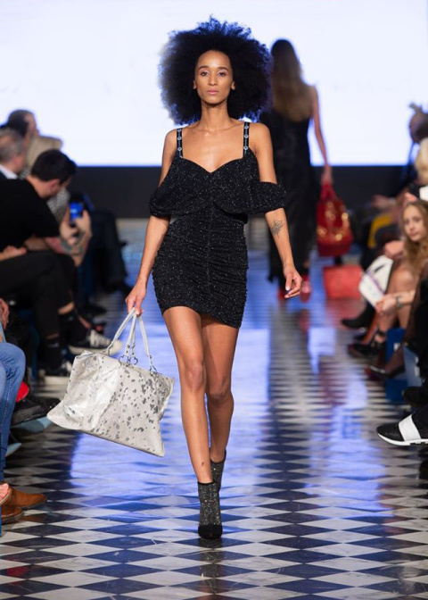 Szara torebka z włosiem w kolorze srebra ze srebrnymi metalicznymi plamkami